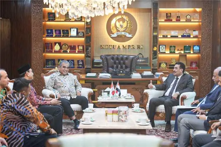 سفير بلادنا يبحث مع رئيس مجلس الشورى الإندونيسي ال...
