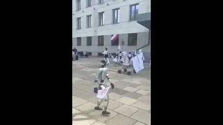 روبوتات تحتج على الذكاء الاصطناعي
