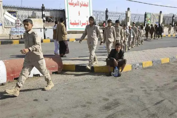 الحوثيون يكثفون التجنيد القسري بين الأطفال والشباب في صنعاء وإب لتعويض خسائرهم