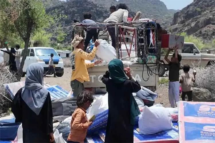 موجة نزوح من المخا والخوخة وحيس باتجاه عدن عقب تصع...