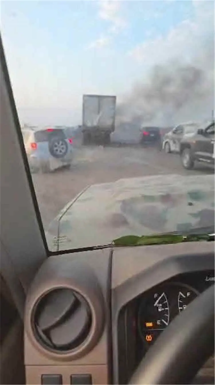 صاروخ حوثي يستهدف قافلة نازحين في طريقها إلى عدن و...