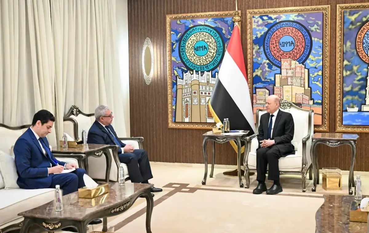 رئيس مجلس القيادة يشيد بالموقف المصري إلى جانب الش...