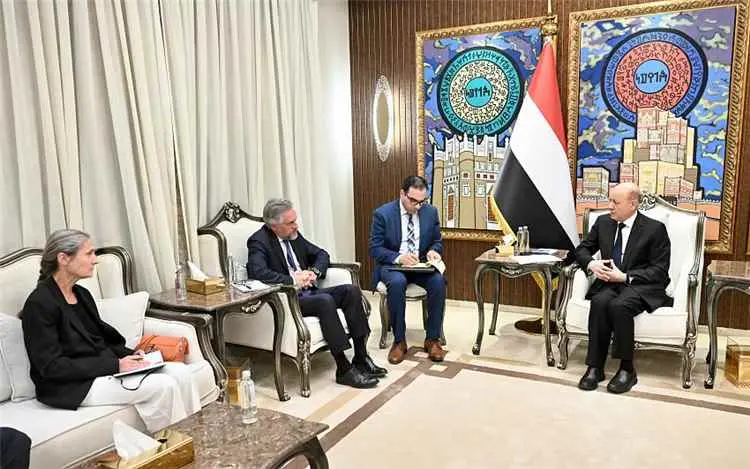رئيس مجلس القيادة: دفاع اليمن عن باب المندب هو دفاع عن امن الممرات العالمية والإمدادات المنقذة للحياة