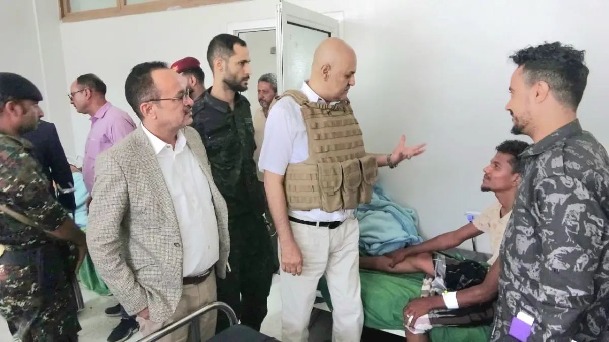 محافظ تعز يطلع على اوضاع الجرحى ويشيد بتضحياتهم في...
