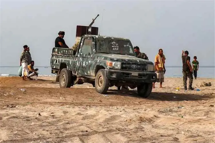 رويترز: توجيه إيراني وراء التقدم الحوثي وقيادات من...