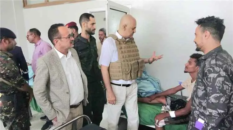 محافظ تعز يطلع على اوضاع الجرحى ويشيد بتضحياتهم في...