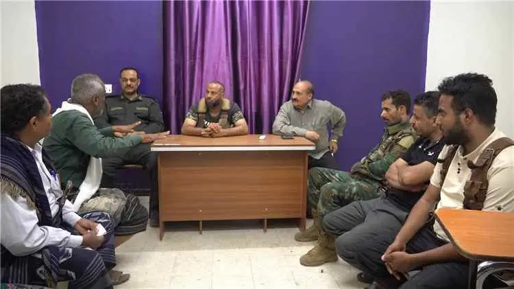 محافظ الضالع يترأس اجتماعاً أمنياً طارئاً ويُعلن حالة الطوارئ في المدينة على خلفية جرائم التقطع