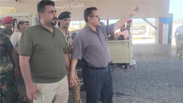 مدير عام البريقة يطالب النقاط الأمنية بتسهيل مرور...