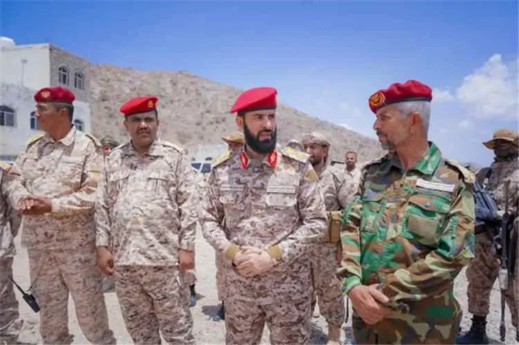 محافظ أبين خلال تفقده جبهة ثرة وأمحلحل واللواء 255 مشاه: لن نتراجع حتى دحر المليشيات الحوثية واستعادة مؤسسات الدولة