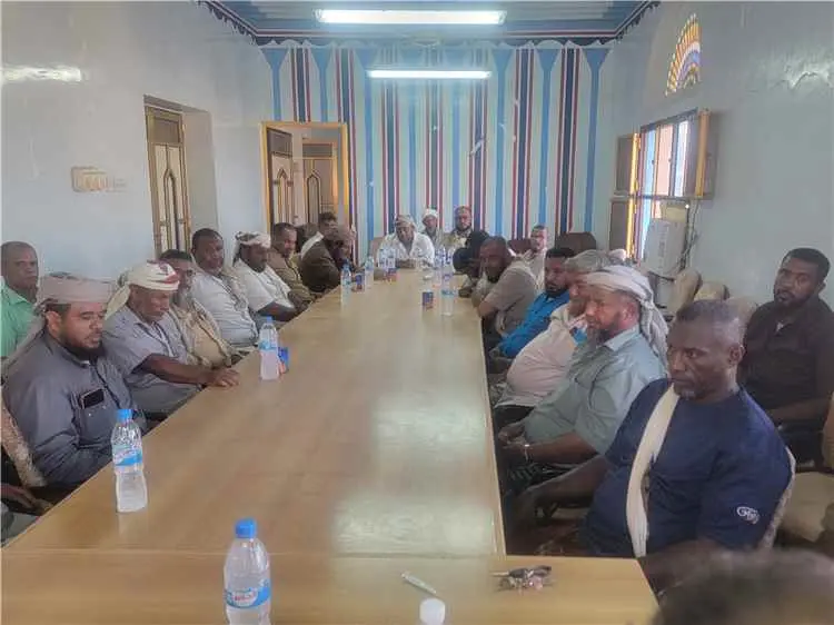 المجالس الإدارية للجمعيات السمكية بالشحر تناقش قضايا الصيادين وتبحث خطوات التحرك المقبلة