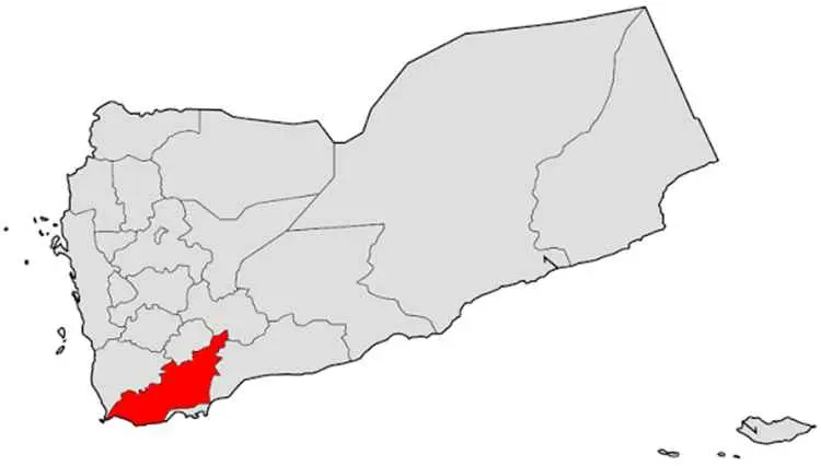 قتلى وجرحى مدنيون جراء استهداف صاروخي حوثي لمجمع ت...