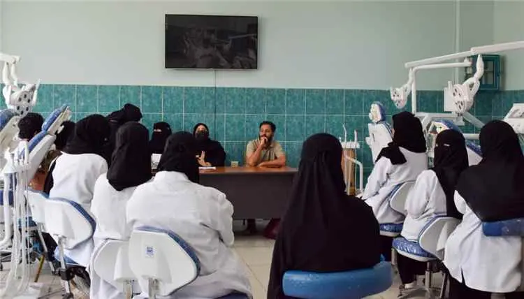 وسط التزام طلابي متميز.. كلية طب الأسنان بجامعة عد...