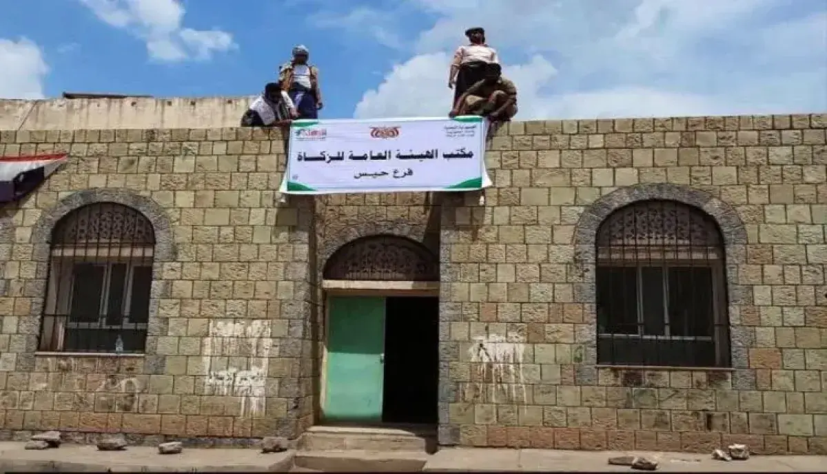 اسرار | أولى هدايا السيطرة .. الحوثيون يستهلون أداءهم في الحديدة بفرض الجبايات ورفع لافتات (الزكاة)
