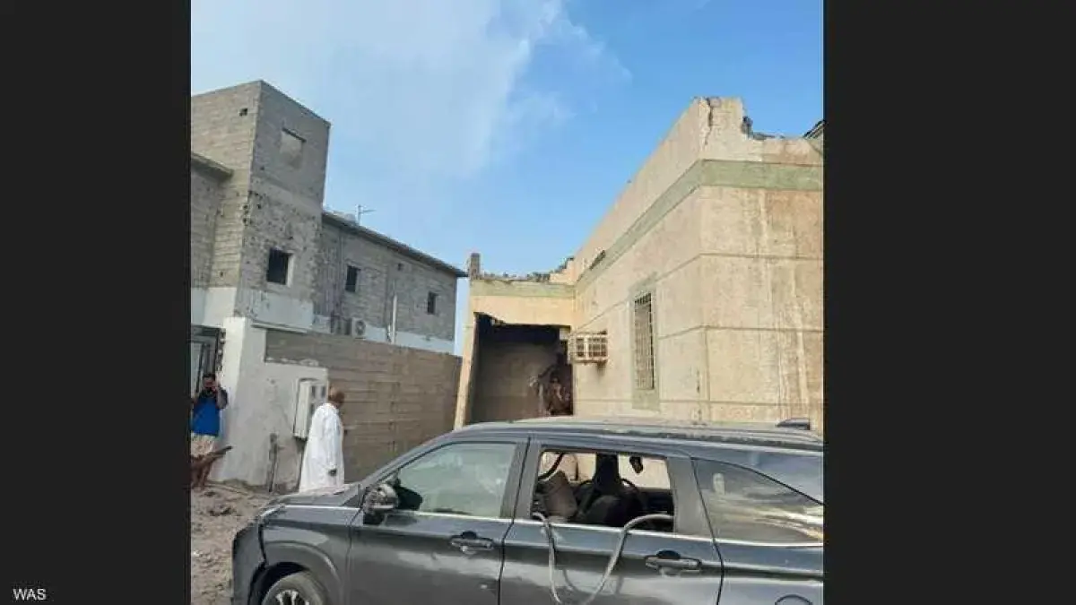 مقذوف حوثي يصيب شخصين ويتسبب بأضرار في مسجد ومركبا...