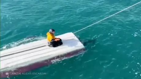 إنقاذ مراهق ظل عالقا لعدة أيام على قارب مقلوب في ب...