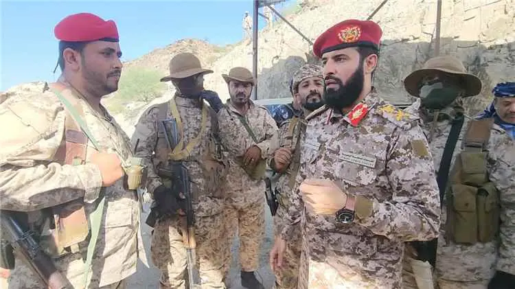 محافظ أبين يتفقد الخطوط الأمامية لجبهتي الحلحل وثر...