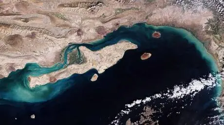 مقتل شخص وإصابة 3 آخرين باستهداف سفينة تجارية إيرا...