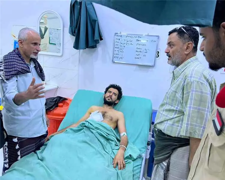 الشبحي يتفقد جرحى معركة الساحل ويؤكد: صحة الجرحى أ...