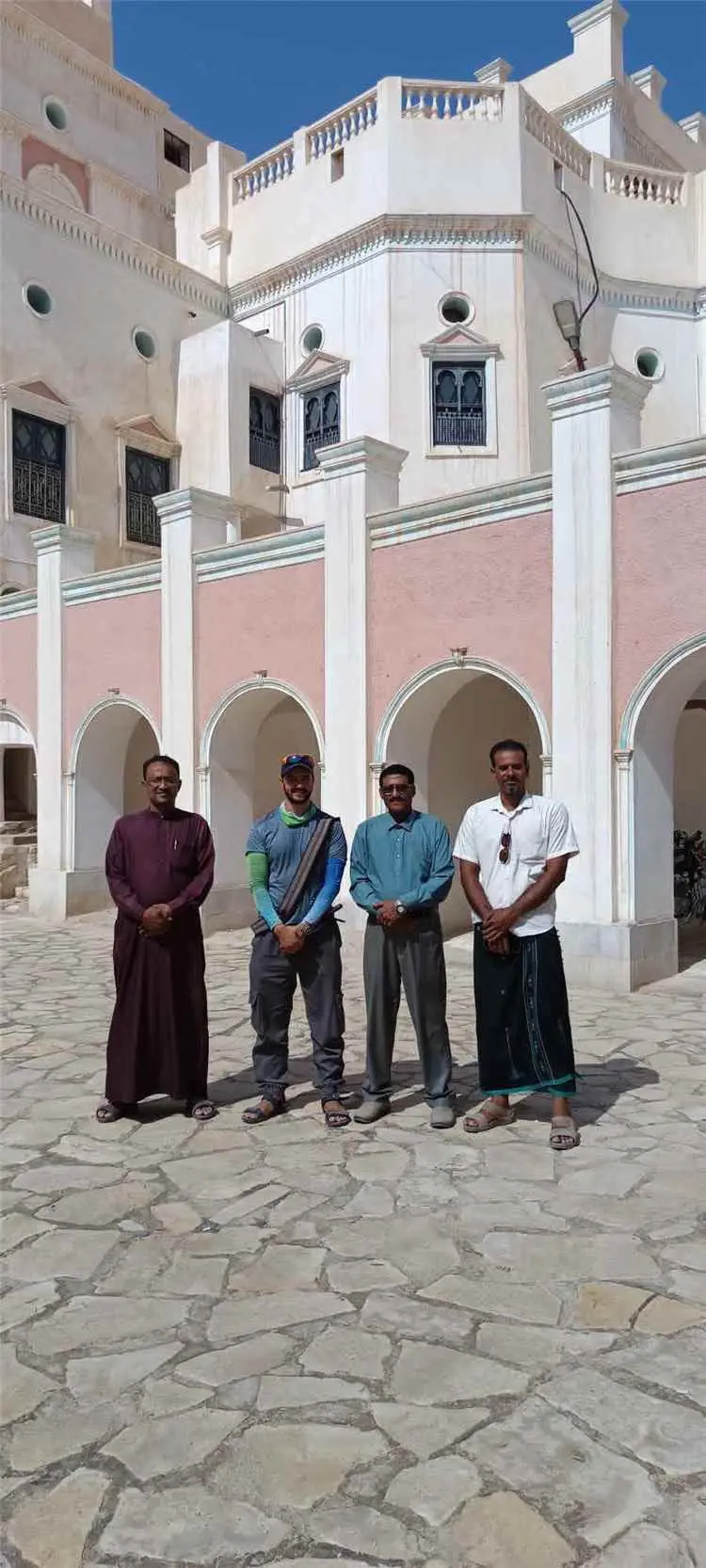 مدير عام تريم يستقبل الرحالة المغربي محسن الفلاحي