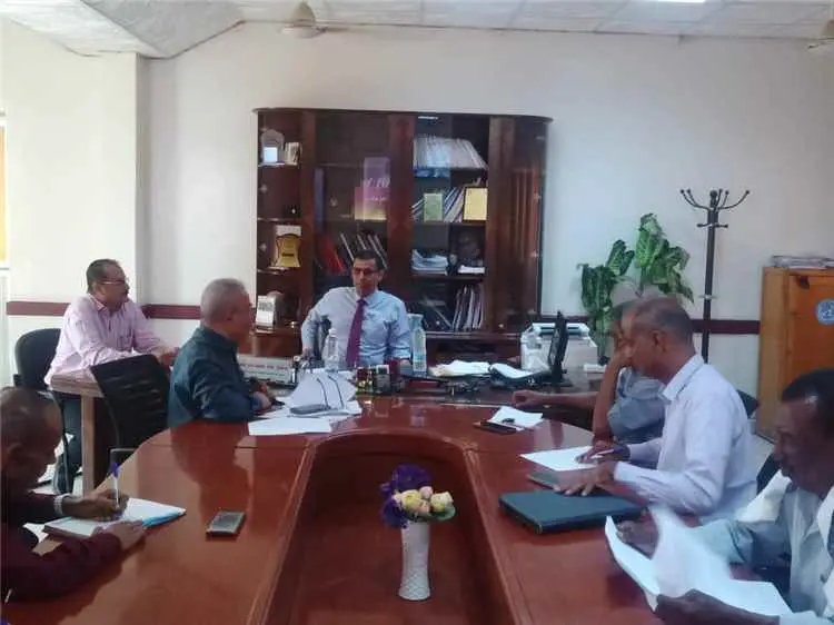 مدير عام صحة لحج يرأس اجتماع لجنة الطوارئ ويقر إنش...