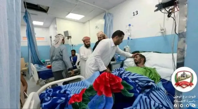 قيادة درع الوطن تزور جرحاها في عدن وتؤكد: رعايتكم دين في أعناقنا.