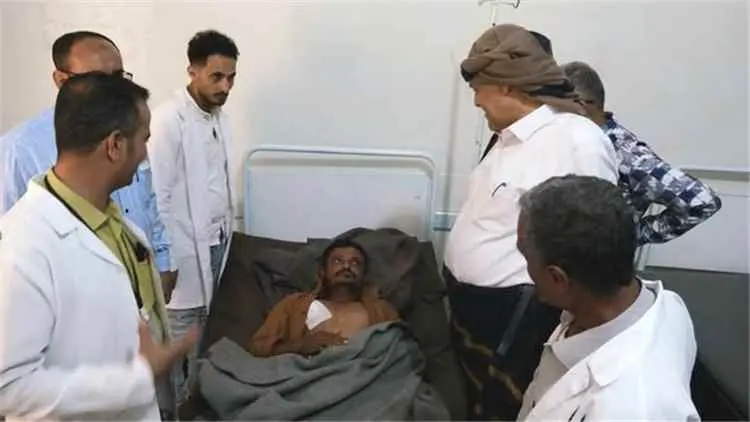 محافظ تعز  يزور جرحى القوات المسلحة ويشيد بتضحياته...