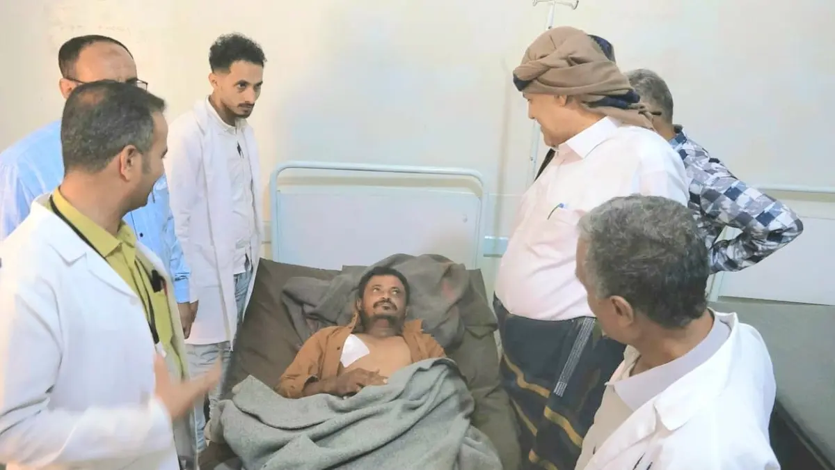 محافظ تعز يزور جرحى القوات المسلحة ويشيد بتضحياتهم...