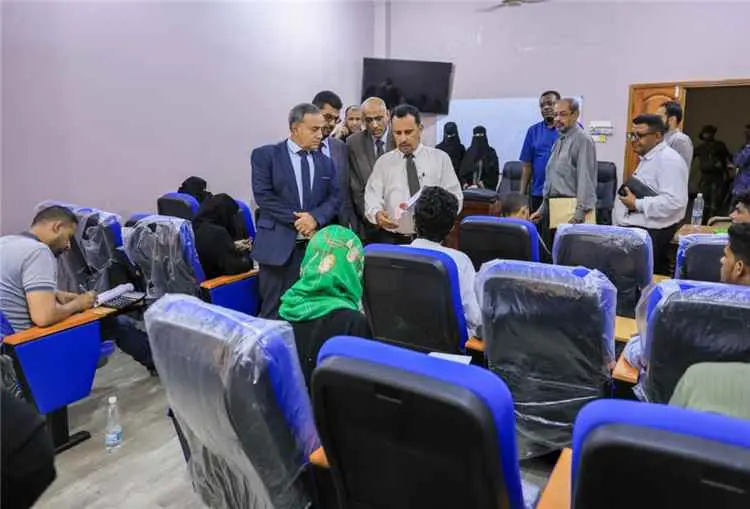 رئيس جامعة عدن يتفقد امتحانات مفاضلة الماجستير ويب...