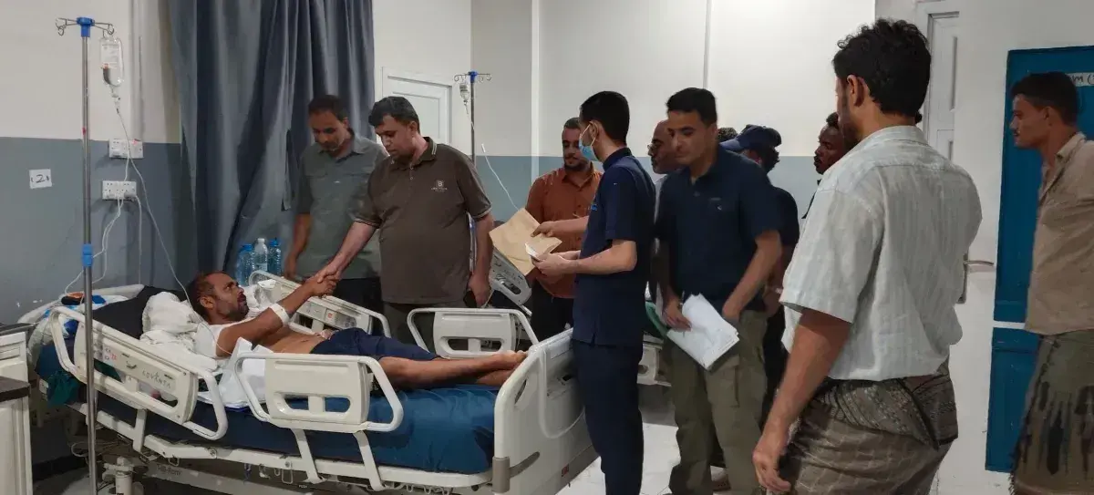 العزاني يزور الجرحى ويؤكد على الرعاية الطبية الشاملة