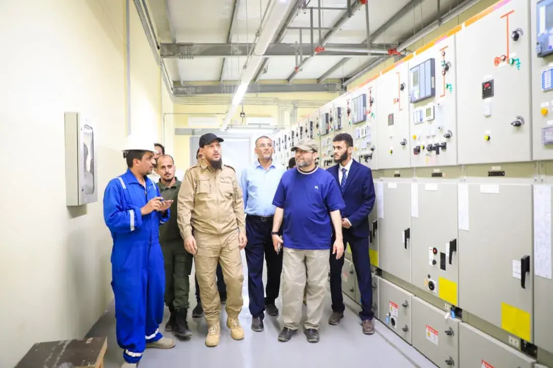 محافظ العاصمة عدن ووزير الكهرباء يتفقدان محطات الك...