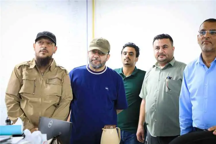 محافظ العاصمة عدن ووزير الكهرباء يتفقدان محطات الك...