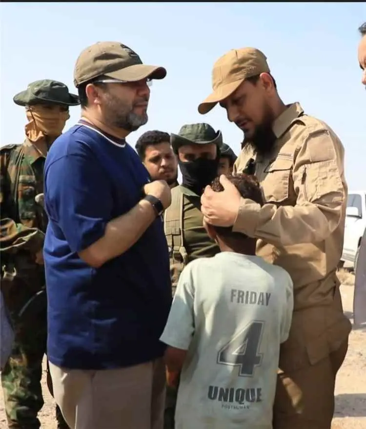 صورة تتحدث.. شيخ بين النازحين في عدن يتلمس احتياجا...