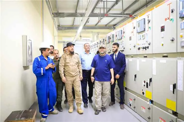 محافظ عدن ووزير الكهرباء يتفقدان محطات الكهرباء  بمديريتي البريقة والمنصورة