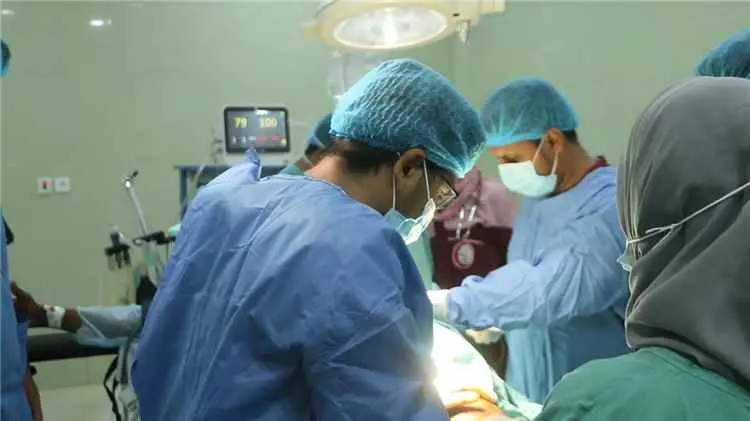 مستشفى الجمهورية بعدن تستقبل جرحى الساحل الغربي وتقدم لهم الرعاية الطبية اللازمة مجانا