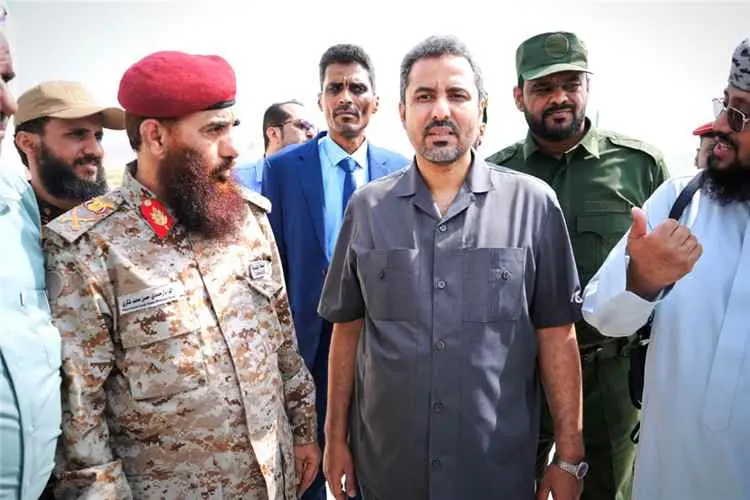 محافظ لحج يشيد بتضحيات القوات المسلحة ويدعو إلى تو...