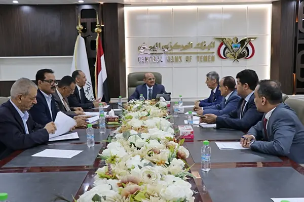 قرار يقطع شريان التجارة الإيرانية.. اليمن يحظر منت...