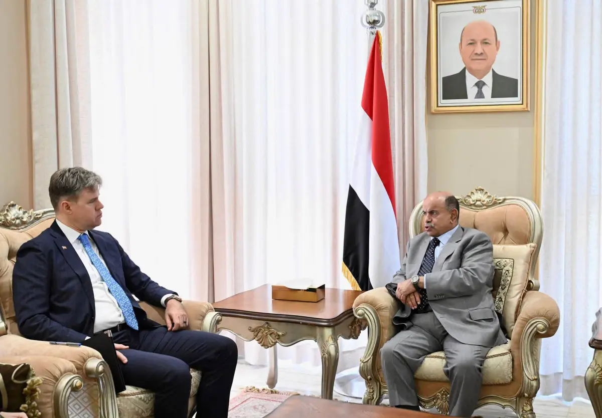 الخنبشي يبحث مع القائم بأعمال السفارة الأمريكية مس...