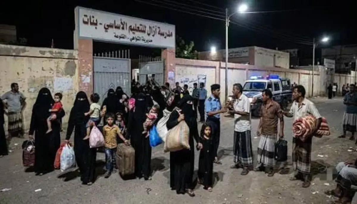 قوة أمنية تُخرج عشرات الأسر النازحة من مدرسة في ال...