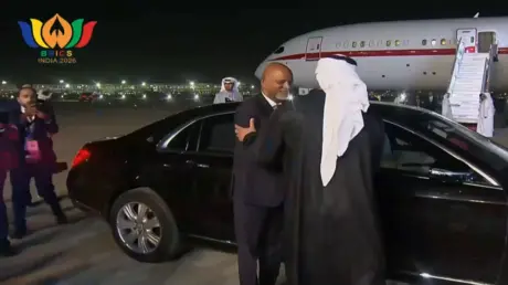 مشاهد متداولة للفتة ودية من قبل ولي عهد أبوظبي قبي...