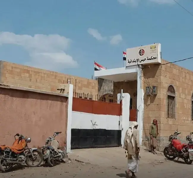 مليشيا الحوثي تقتحم مقرات القضاء في الخوخة وحيس وت...