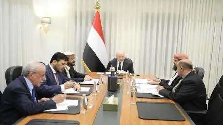 العليمي يؤكد مواصلة العمل على بسط سيادة الدولة على...