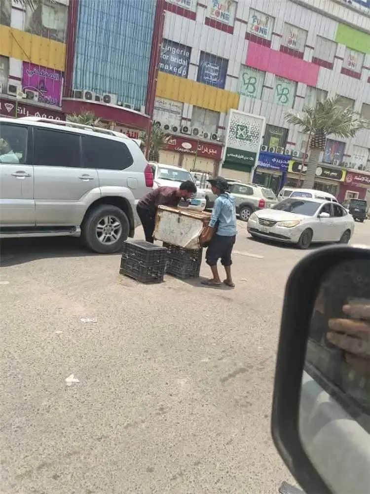 السلطة المحلية تحذّر من استغلال المطبات والجزر الوسطية لبيع المياه ورمي القمامة وتعريض الباعه الأطفال للخطر وارباك الطريق