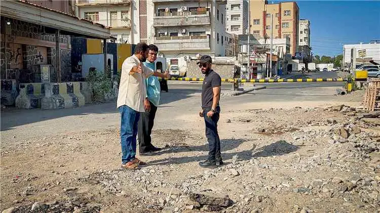 مدير صيرة يطلع على حلول تأهيل طريق البنك المركزي و...