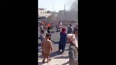 احتجاجات المحروقات تتسع شرق سوريا.. قطع طرق حيوية...