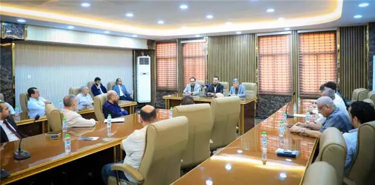 محافظ العاصمة عدن يناقش مع رئيس الغرفة التجارية ور...