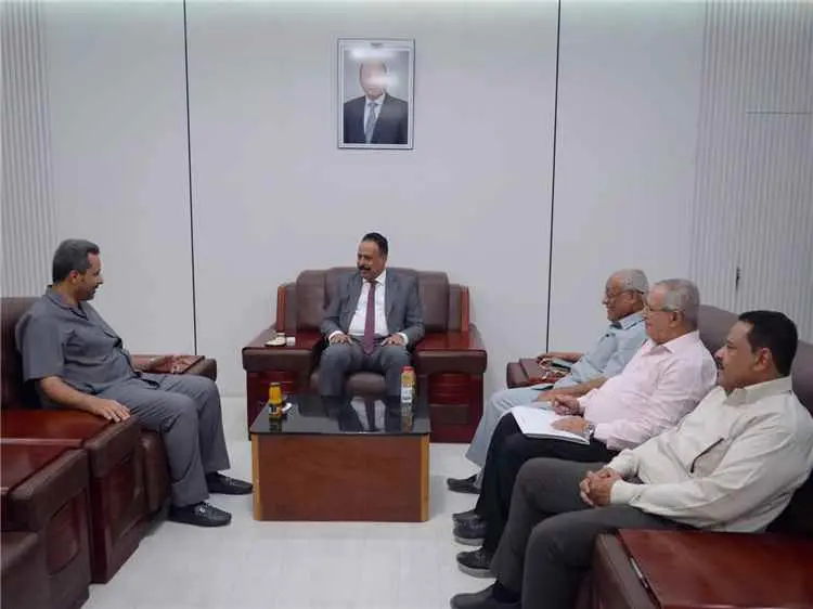 وزير الأشغال يناقش مع محافظ لحج أولويات استكمال مشاريع الطرق في المحافظة