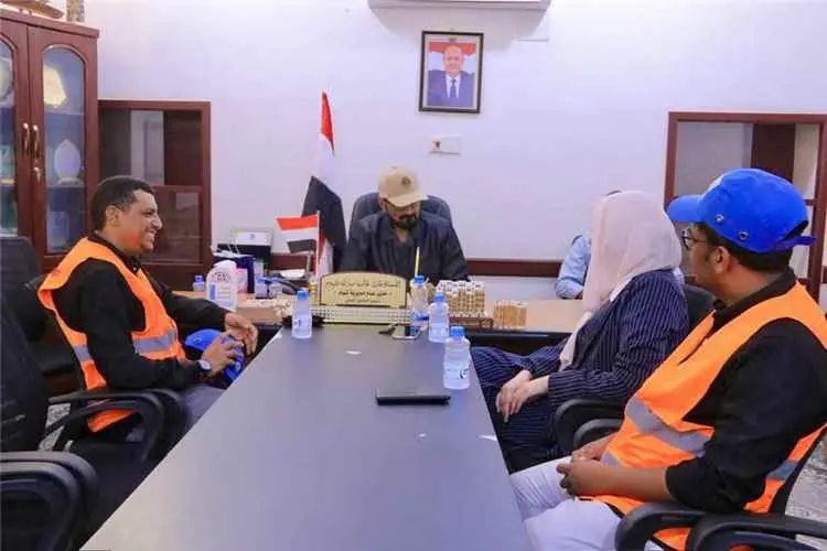 مدير عام شبام يبحث بدائل بتوفير مشروع طاقة شمسية لمدينة شبام التاريخية وتعزيز الالتزام بأعمال الترميم
