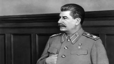 لماذا كان ستالين يخفي يده داخل سترته؟