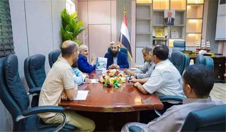 وزير الأوقاف والإرشاد يناقش مع لجنة الإصلاحات الإد...