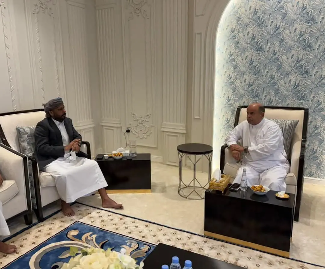 عضو مجلس القيادة الخنبشي يبحث مع الشيخ بن حبريش تو...